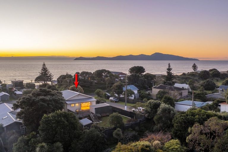 Photo of property in 36 Aperahama Street, Paekakariki, 5034