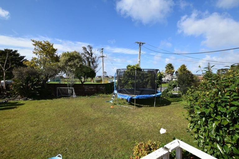 Photo of property in 25 Kirrie Avenue, Te Atatu South, Auckland, 0610