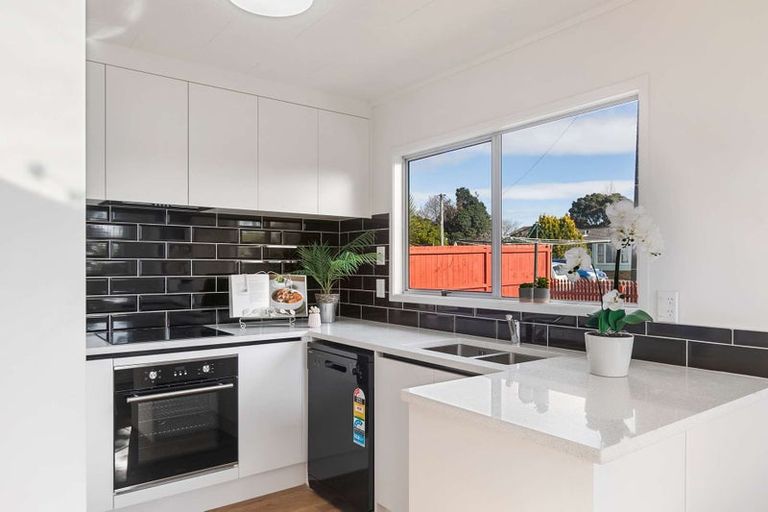 Photo of property in 40 Beach Road, Te Atatu Peninsula, Auckland, 0610