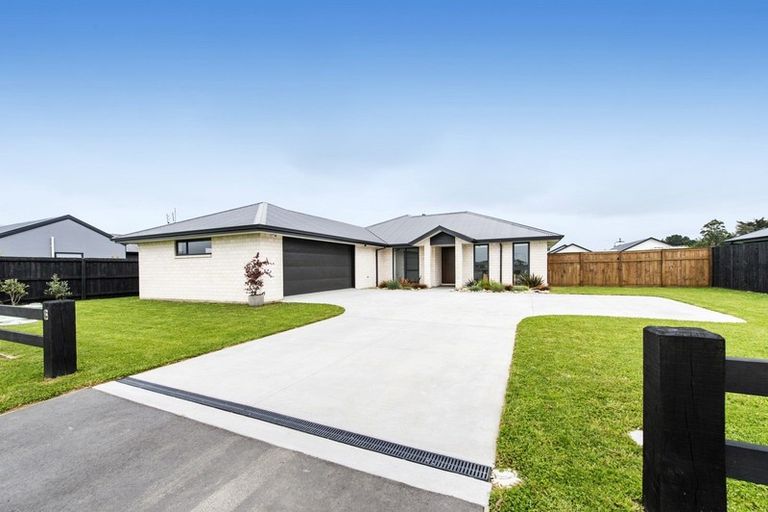 Photo of property in 8 Suffolk Drive, Kirwee, 7571