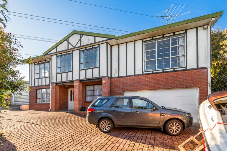 Photo of property in 30 Hoskins Avenue, Hillsborough, Auckland, 1042