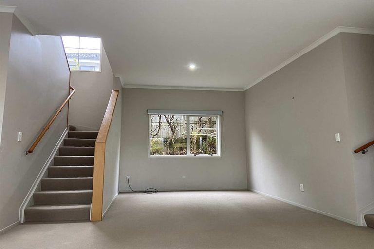 Photo of property in 5 Canyon Drive, Oteha, Auckland, 0632