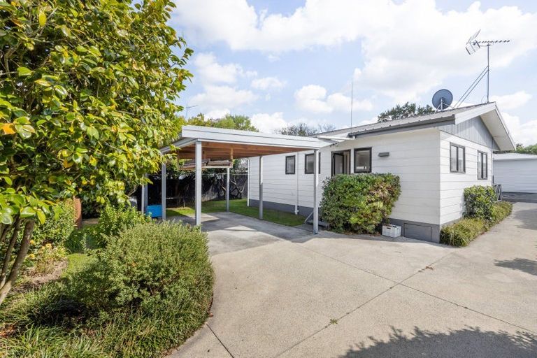 Photo of property in 35 Collins Road, Melville, Hamilton, 3206