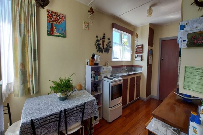 Photo of property in 24 Railway Street, Eltham, 4322