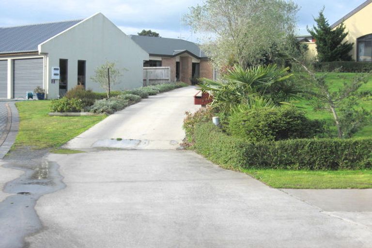 Photo of property in 32 Cranbrook Place, Rototuna North, Hamilton, 3210