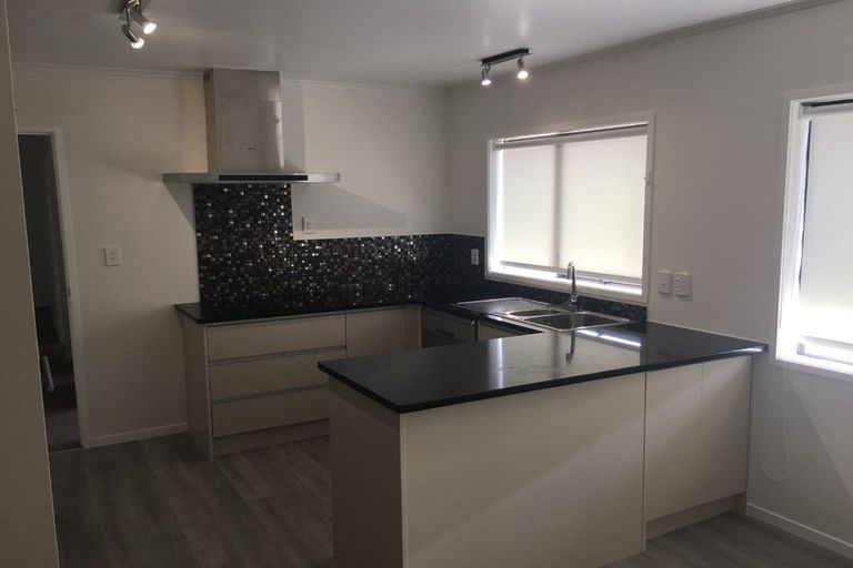 Photo of property in 2/24 Frank Evans Place, Henderson, Auckland, 0610