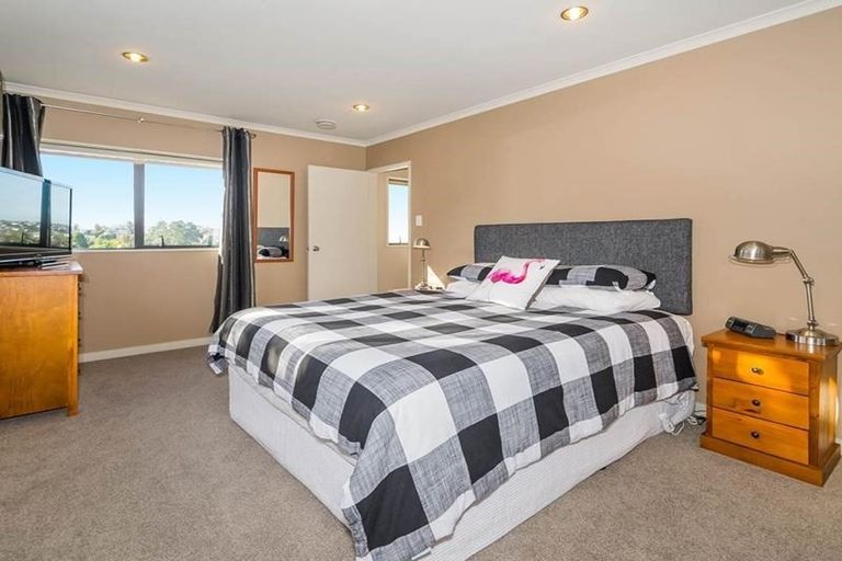 Photo of property in 2/18 Limmer Place, Browns Bay, Auckland, 0632