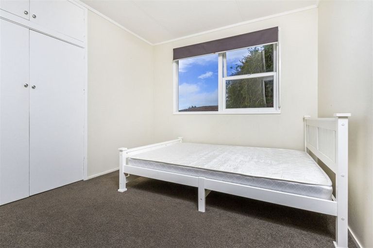 Photo of property in 2/253 Wairau Road, Totara Vale, Auckland, 0627