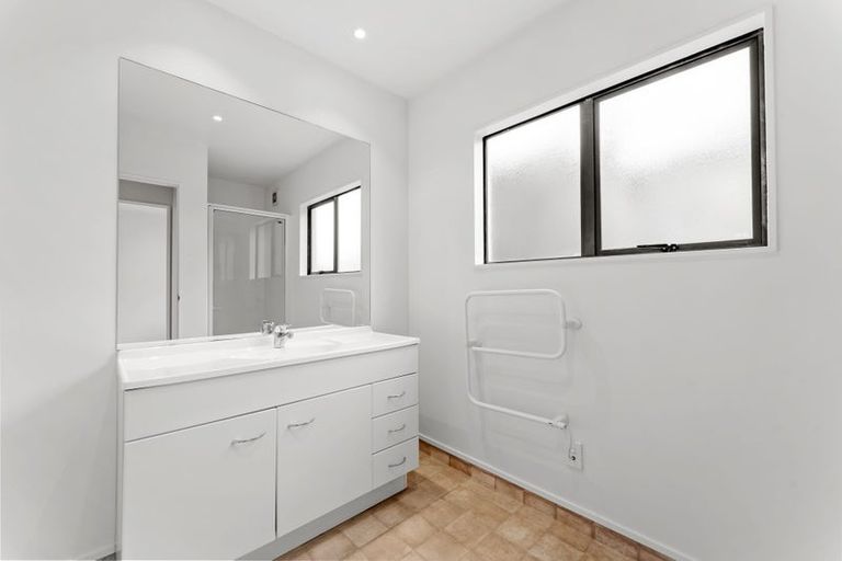 Photo of property in 52a D'oyly Drive, Stanmore Bay, Whangaparaoa, 0932