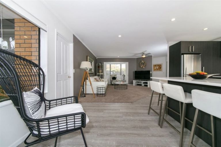 Photo of property in 19 Heversham Place, Glendene, Auckland, 0602