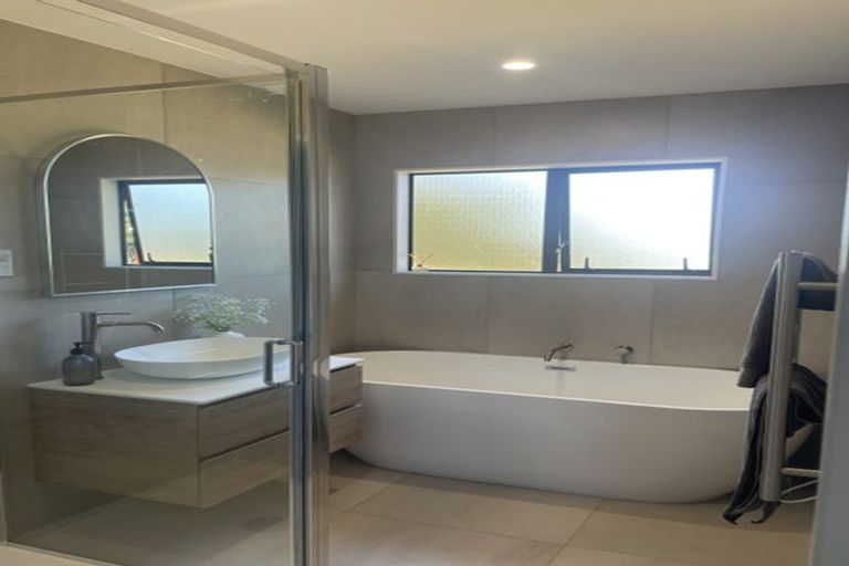 Photo of property in 1/16 Heathglen Place, Bayview, Auckland, 0629