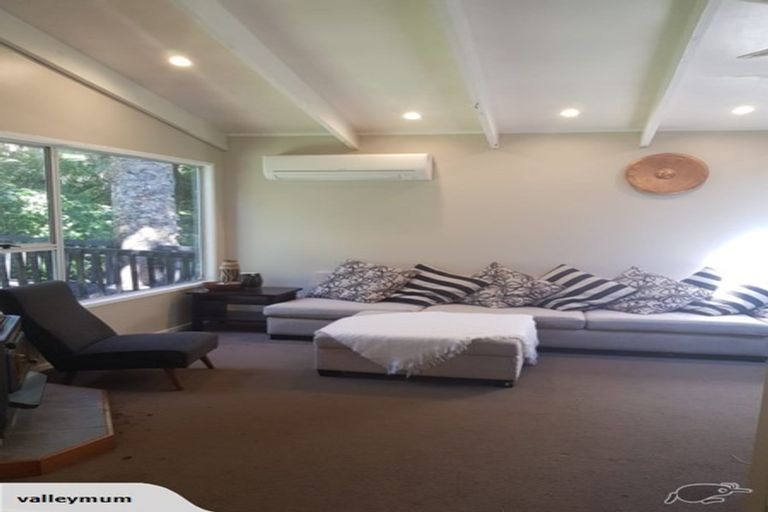 Photo of property in 16 Napuka Road, Henderson Valley, Auckland, 0612