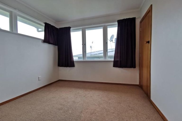 Photo of property in 20 Cotswold Crescent, Newlands, Wellington, 6037