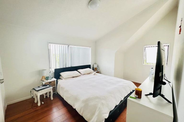 Photo of property in 2/86 Aviemore Drive, Highland Park, Auckland, 2010