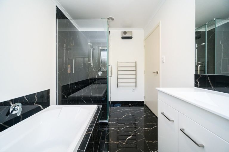 Photo of property in 19 Monaco Grove, Fitzherbert, Palmerston North, 4410