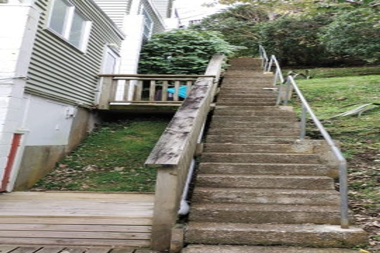 Photo of property in 12 Mataroa Avenue, Northland, Wellington, 6012