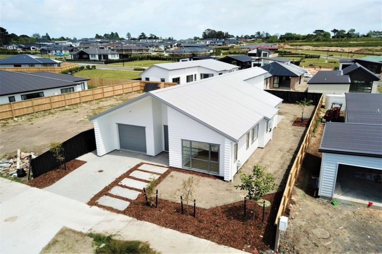 Photo of property in 22 Tarras Road, Kumeu, 0810