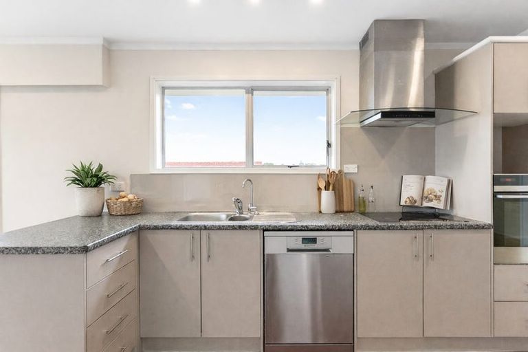 Photo of property in 54 Meadway, Sunnyhills, Auckland, 2010