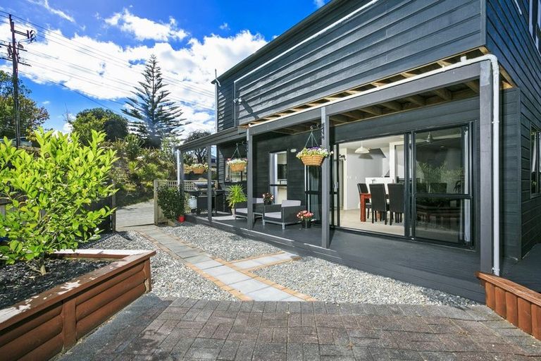Photo of property in 2/182 Queen Street, Northcote Point, Auckland, 0627
