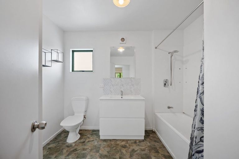 Photo of property in 121b Sunnyside Road, Sunnyvale, Auckland, 0612