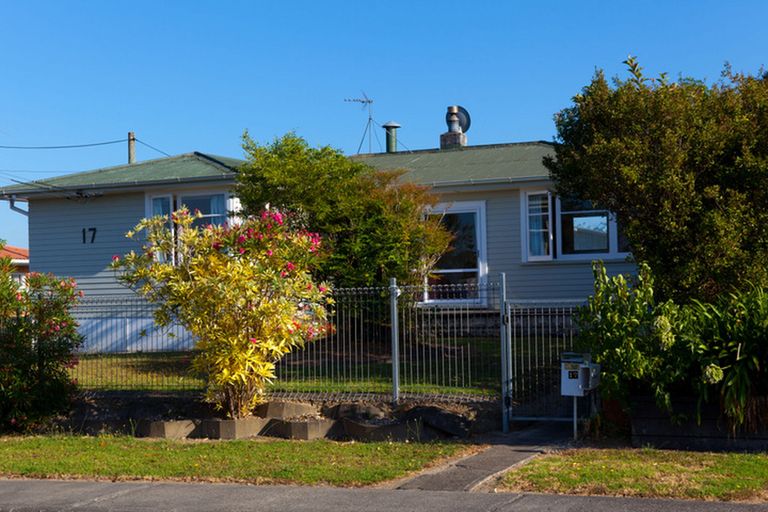 Photo of property in 17 Sylvan Crescent, Te Atatu South, Auckland, 0610