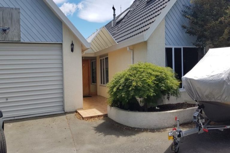 Photo of property in 27 Creese Place, Redwood, Christchurch, 8051