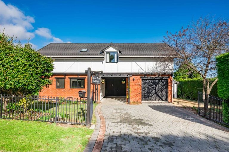 Photo of property in 10 Kakariki Grove, Waikanae, 5036