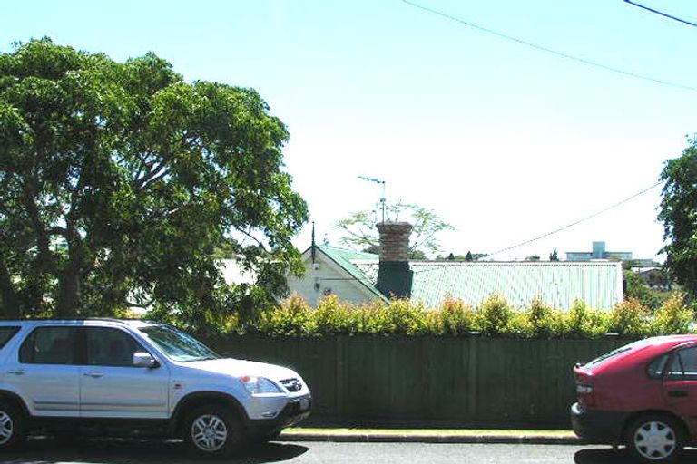 Photo of property in 17b Rodney Road, Northcote Point, Auckland, 0627