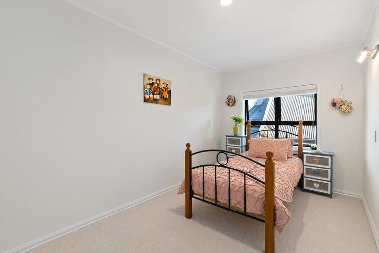 Photo of property in 4 Calypso Place, Rothesay Bay, Auckland, 0630