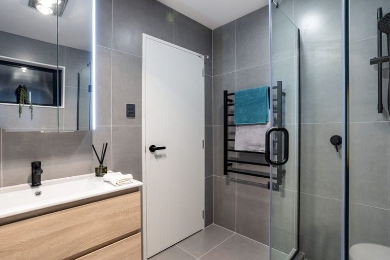 Photo of property in 1 Tacitus Place, Totara Vale, Auckland, 0629