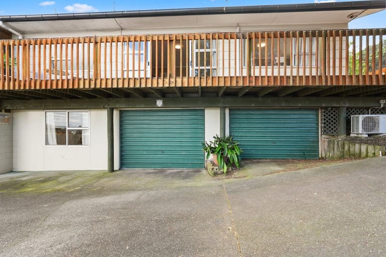 Photo of property in 1/5 Zita Avenue, Matakatia, Whangaparaoa, 0930