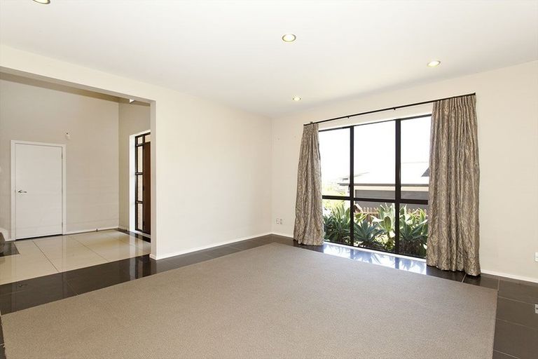Photo of property in 13 Keating Rise, Northcross, Auckland, 0632
