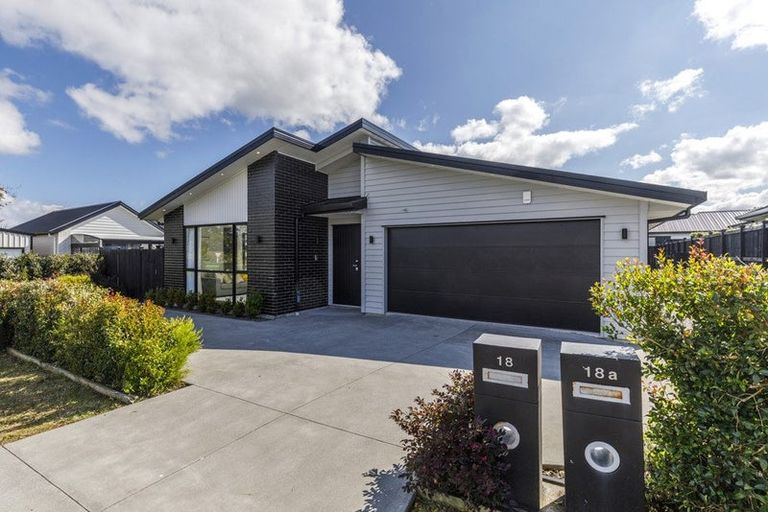 Photo of property in 18 Madden Avenue, Kumeu, 0810