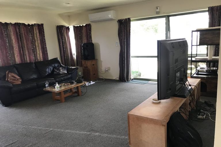 Photo of property in 4 Ingleby Place, Kelston, Auckland, 0602