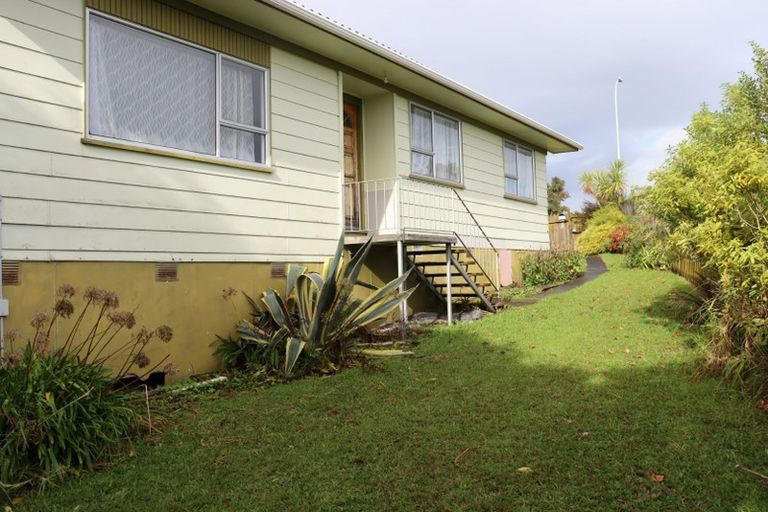 Photo of property in 15 Balwyn Place, Clendon Park, Auckland, 2103