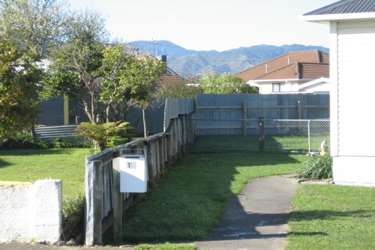 Photo of property in 15-17 Goldsmith Crescent, Levin, 5510