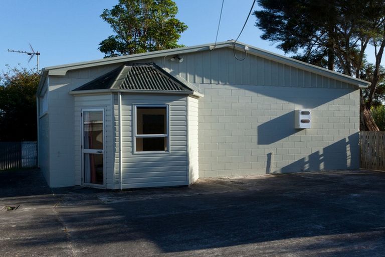 Photo of property in 17 Sylvan Crescent, Te Atatu South, Auckland, 0610