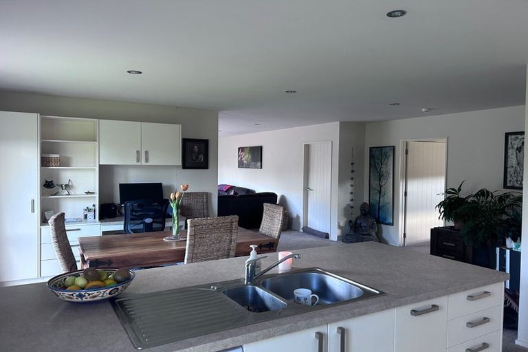 Photo of property in 4 Roberts Road, Matakatia, Whangaparaoa, 0930