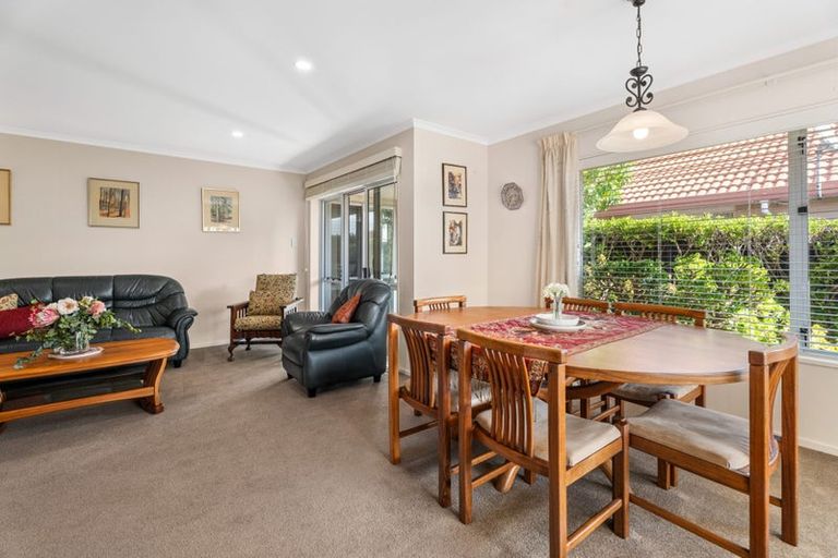 Photo of property in 31 Gillett Place, Botany Downs, Auckland, 2014