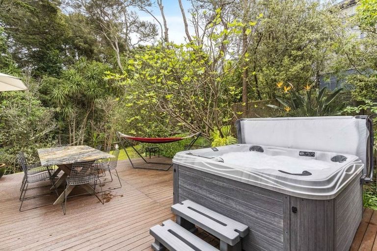 Photo of property in 11a Wernham Place, Northcote, Auckland, 0626