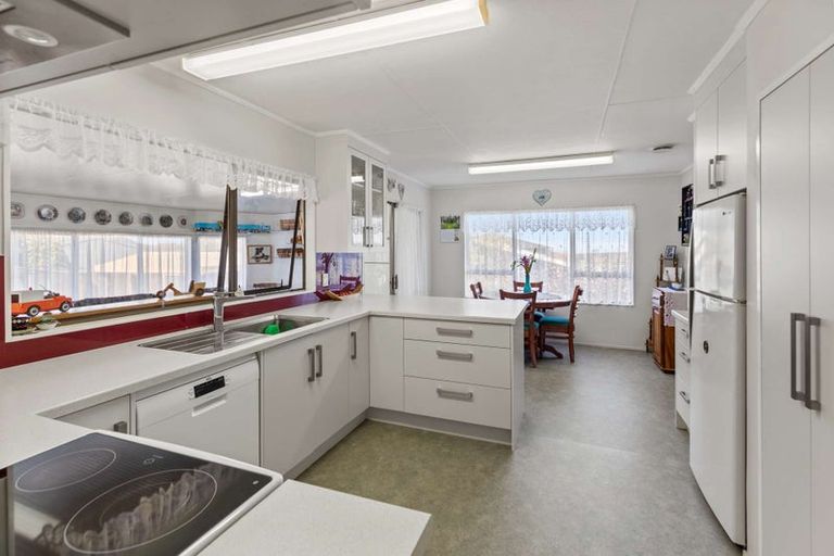 Photo of property in 18 Swinbourne Street, Waverley, 4510