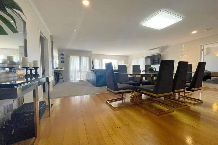 Photo of property in 2 Mellons Bay Road, Howick, Auckland, 2014
