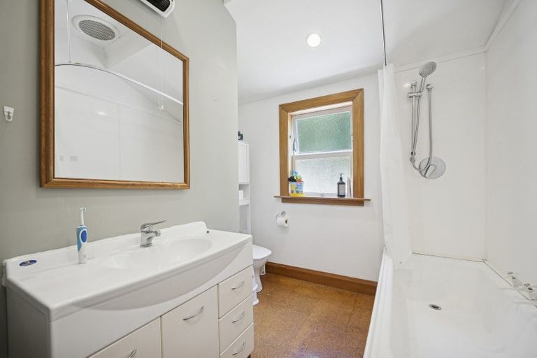 Photo of property in 49 Hungerford Road, Lyall Bay, Wellington, 6022