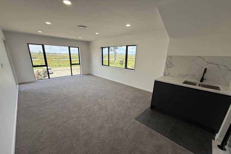 Photo of property in 21 Catalina Avenue, Rosehill, Papakura, 2113