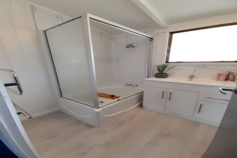 Photo of property in 60 Norana Road, Timberlea, Upper Hutt, 5018