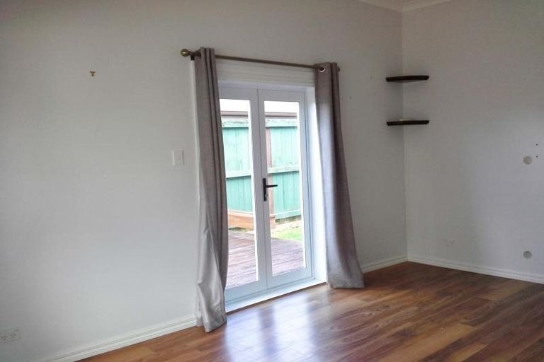 Photo of property in 15 Wallath Road, Westown, New Plymouth, 4310