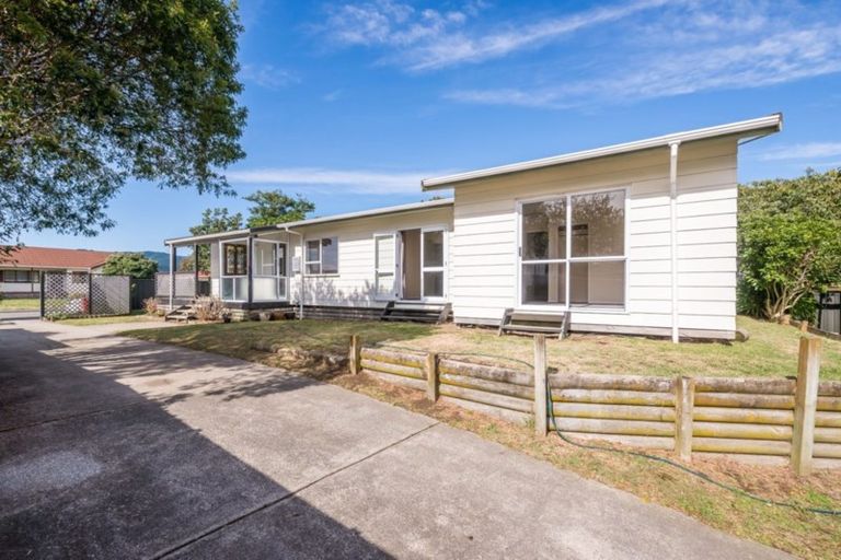 Photo of property in 28 Rosewood Place, Paraparaumu, 5032