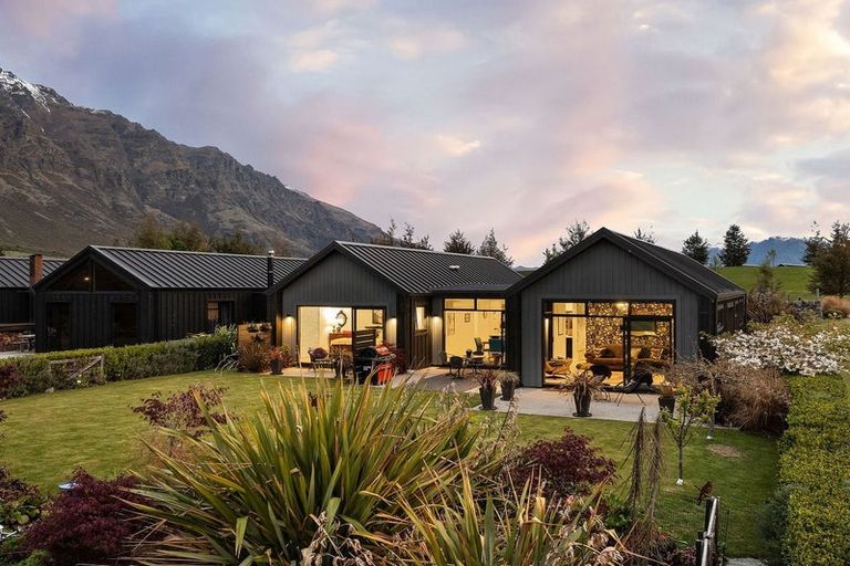 Photo of property in 2 Caithness Court, Jacks Point, Queenstown, 9371