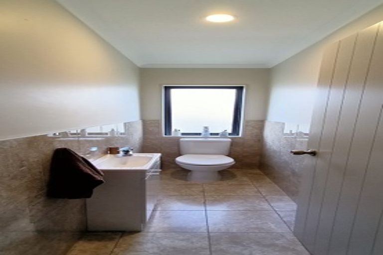 Photo of property in 25 Andover Way, Goodwood Heights, Auckland, 2105