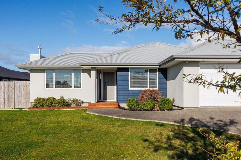 Photo of property in 6 Atlantic Drive, Fitzherbert, Palmerston North, 4410